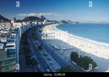 Vista della spiaggia di Copacabana e Avenida Atlantica, Rio de Janeiro, Brasile, Sud America Foto Stock