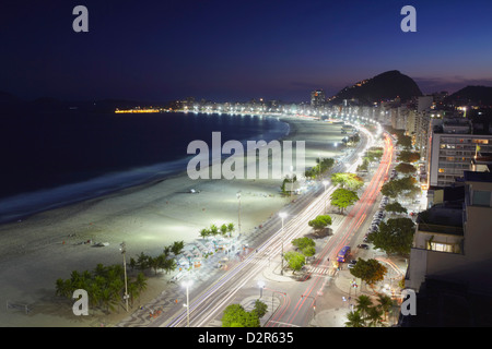Vista della spiaggia di Copacabana e Avenida Atlantica al crepuscolo, Copacabana, Rio de Janeiro, Brasile, Sud America Foto Stock