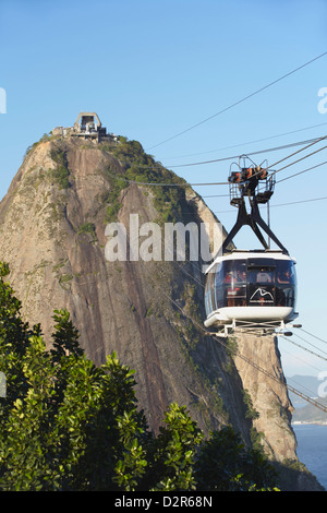 Funivia presso la Montagna Sugar Loaf (Pao de Acucar), Urca, Rio de Janeiro, Brasile, Sud America Foto Stock