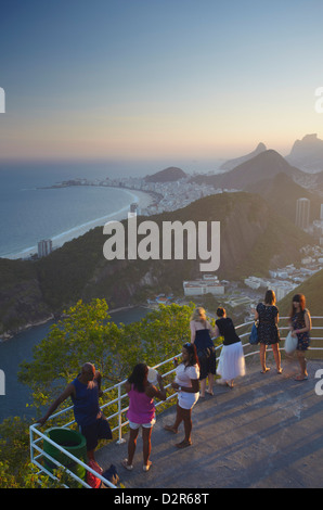 I turisti godendo di vista dalla montagna Sugar Loaf (Pao de Acucar), Rio de Janeiro, Brasile, Sud America Foto Stock