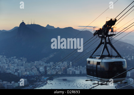 Funivia scendendo dalla montagna Sugar Loaf (Pao de Acucar), Rio de Janeiro, Brasile, Sud America Foto Stock