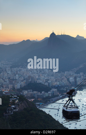 Vista del Cristo Redentore statua e il Botafogo Bay da la Montagna Sugar Loaf, Rio de Janeiro, Brasile, Sud America Foto Stock