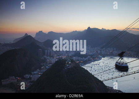 Vista di Rio dal la Montagna Sugar Loaf, Rio de Janeiro, Brasile, Sud America Foto Stock