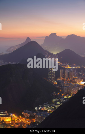 Vista di Rio al tramonto dalla montagna Sugar Loaf, Rio de Janeiro, Brasile, Sud America Foto Stock