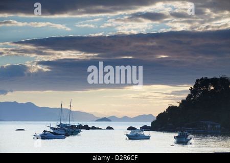 Barche ormeggiate a Vila do Abraao all'alba, di Ilha Grande, Stato di Rio de Janeiro, Brasile, Sud America Foto Stock