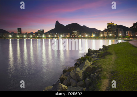 Il Botafogo Bay e Cristo Redentore statua (Cristo Redentor), Rio de Janeiro, Brasile, Sud America Foto Stock