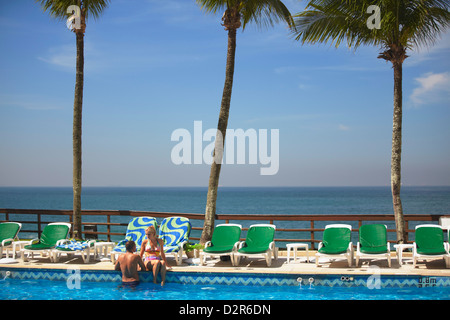 Giovane a rilassarci in piscina presso lo Sheraton Hotel, Rio de Janeiro, Brasile, Sud America Foto Stock