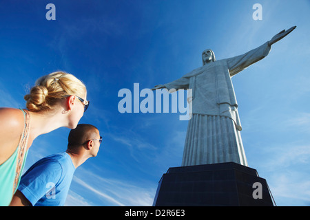 Coppia al Cristo Redentore statua (Cristo Redentor), Corcovado Rio de Janeiro, Brasile, Sud America Foto Stock
