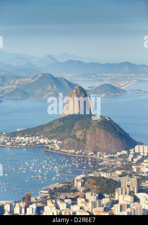 Vista la Montagna Sugar Loaf (Pao de Acucar) e il Botafogo Bay, Rio de Janeiro, Brasile, Sud America Foto Stock