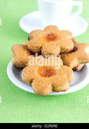 Colazione vegetariana - cookie e caffè sul tavolo Foto Stock