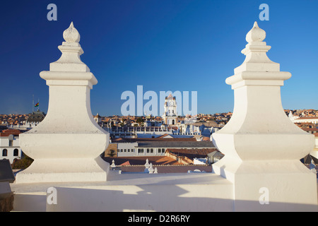 Vista di Sucre dal tetto del Convento de San Felipe Neri, Sucre, Sito Patrimonio Mondiale dell'UNESCO, Bolivia, Sud America Foto Stock