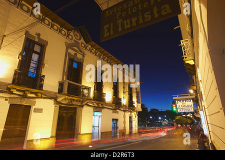 Il traffico che passa lungo la strada al tramonto, Sucre, Sito Patrimonio Mondiale dell'UNESCO, Bolivia, Sud America Foto Stock