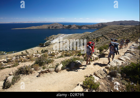 Backpackers escursionismo su Isla del Sol (Isola del Sole), il lago Titicaca, Bolivia, Sud America Foto Stock