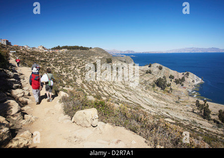 Backpackers escursionismo su Isla del Sol (Isola del Sole), il lago Titicaca, Bolivia, Sud America Foto Stock