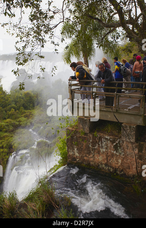 I turisti a Iguazu Falls, Parco Nazionale di Iguazu, Sito Patrimonio Mondiale dell'UNESCO, Misiones, Argentina, Sud America Foto Stock