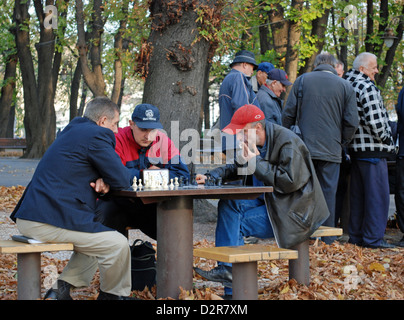 Gli uomini che giocano a scacchi all'aperto nel Parco Kalemegdan a Belgrado in Serbia. Foto Stock