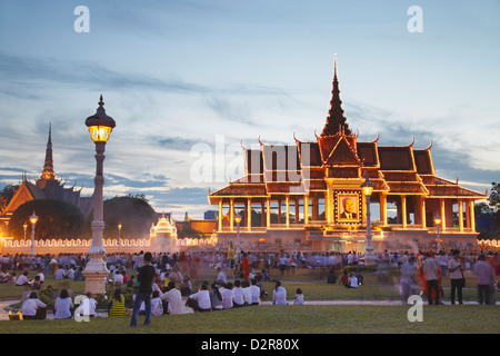 La folla al di fuori del Palazzo Reale al tramonto, Phnom Penh, Cambogia, Indocina, Asia sud-orientale, Asia Foto Stock