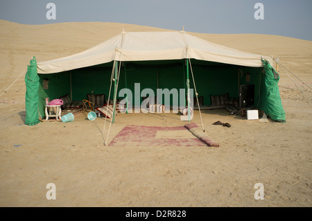 Interno di una tradizionale tenda beduina Foto stock - Alamy