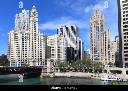 Il Wrigley Building e Tribune Tower, attraverso il fiume Chicago di North Michigan Avenue, Chicago, Illinois, Stati Uniti d'America Foto Stock