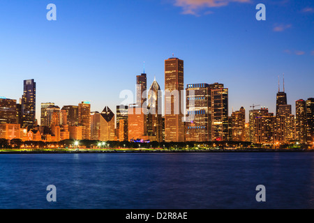 Sullo skyline di Chicago e del lago Michigan al crepuscolo, Chicago, Illinois, Stati Uniti d'America, America del Nord Foto Stock