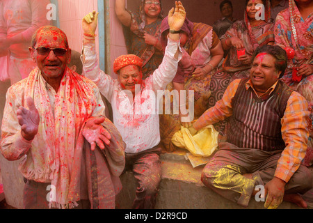 Celebrare Holi festival, Barsana, Uttar Pradesh, India, Asia Foto Stock