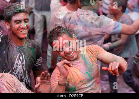 Gli uomini celebrare Holi festival, Barsana, Uttar Pradesh, India, Asia Foto Stock