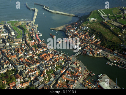 Vista aerea di Whitby sulla costa dello Yorkshire Foto Stock