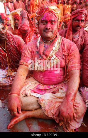 Gli abitanti di un villaggio di Barsana celebrare Holi in Nandgaon, Uttar Pradesh, India, Asia Foto Stock