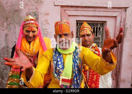 Gli indù celebra Holi festival, Dauji, Uttar Pradesh, India, Asia Foto Stock