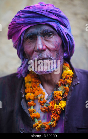 L'uomo celebra Holi festival, Nandgaon, Uttar Pradesh, India, Asia Foto Stock