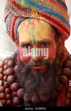 L'uomo celebra Holi festival, Nandgaon, Uttar Pradesh, India, Asia Foto Stock