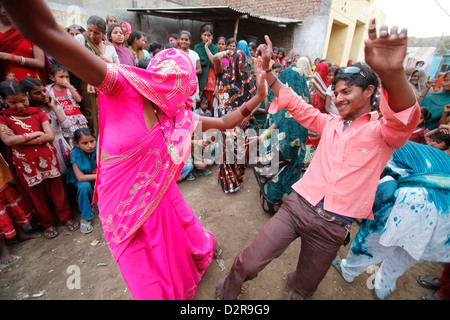 Danza per strada durante Holi celebrazione in Goverdan, Uttar Pradesh, India, Asia Foto Stock