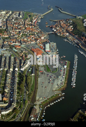 Vista aerea di Whitby sulla costa dello Yorkshire Foto Stock