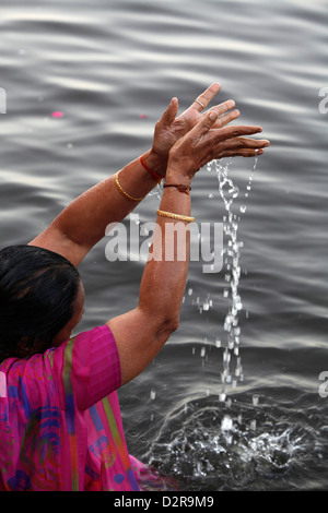 Donna indù in preghiera nel fiume Yamuna, Mathura, Uttar Pradesh, India, Asia Foto Stock