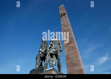 Le figure in bronzo di soldati che hanno difeso la Leningrado durante la II Guerra Mondiale, la Piazza della Vittoria Monumento ai Caduti in Guerra, San Pietroburgo, Russia Foto Stock