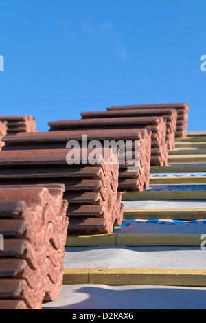 Pile di tegole del tetto pronto per gettare Foto Stock