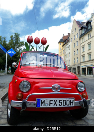 Una Fiat 500 come auto nozze annuncio parcheggio in strada Foto Stock