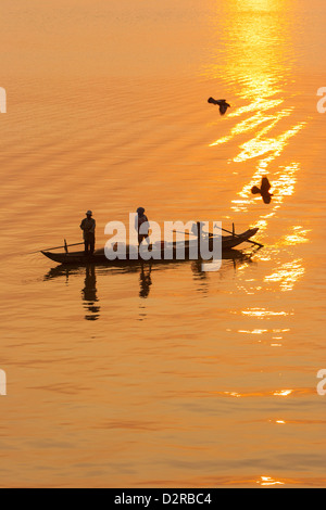 I pescatori di sunrise, il fiume Tonle Sap, Phnom Penh, Cambogia, Indocina, Asia sud-orientale, Asia Foto Stock