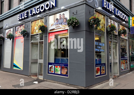 Permanentemente chiuso, Blue Lagoon Glasgow, negozio di pesce e chip nel centro della città, incrocio di Bath Street e West Nile Street, Scozia, Regno Unito Foto Stock