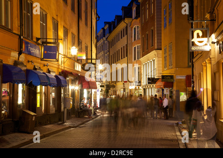 Strada trafficata al crepuscolo, Gamla Stan, Stoccolma, Svezia, Europa Foto Stock