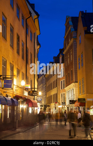 Strada trafficata al crepuscolo, Gamla Stan, Stoccolma, Svezia, Europa Foto Stock