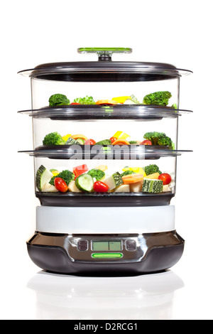 Cuoci a vapore con verdure su sfondo bianco Foto Stock