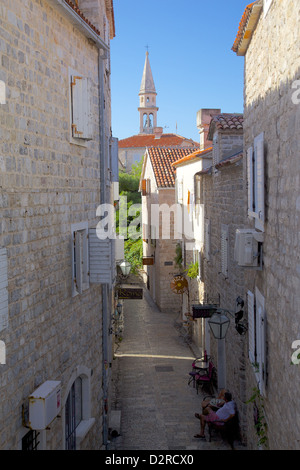 Strada stretta nella città vecchia di Budva, Montenegro, Europa Foto Stock