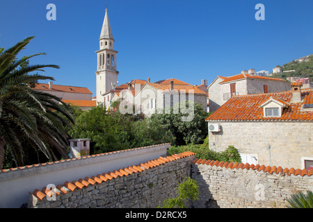 Campanile della chiesa dalla parete della Città, Città Vecchia, Budva, Montenegro, Europa Foto Stock