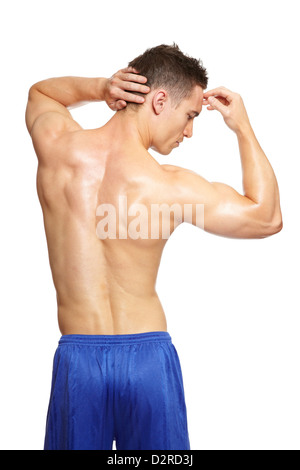 Muscoloso giovane flessione dei muscoli del braccio in abito sportivo su sfondo bianco Foto Stock