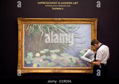 Londra, Regno Unito. Il 31 gennaio 2013. Un Sotheby's dipendente pone di fronte a un dipinto dal titolo "Nymphéas avec reflets de hautes herbes" di Claude Monet (Est. £12-18 milioni) durante la stampa anteprima del prossimo febbraio le vendite di opere di Impressionisti e di Arte Moderna e Contemporanea a Londra, tra cui opere di Picasso, pancetta, Monet, Richter, Miró, Basquiat. Credito: pcruciatti / Alamy Live News Foto Stock