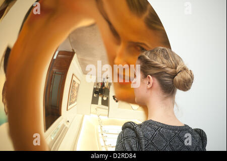 Londra, Regno Unito. Il 31 gennaio 2013. Un Sotheby's dipendente pone di fronte un untitled opera di Anish Kapoor durante l'anteprima di stampa del Sotheby's prossimo febbraio le vendite di opere di Impressionisti e di Arte Moderna e Contemporanea a Londra, tra cui opere di Picasso, pancetta, Monet, Richter, Miró, Basquiat. Credito: pcruciatti / Alamy Live News Foto Stock