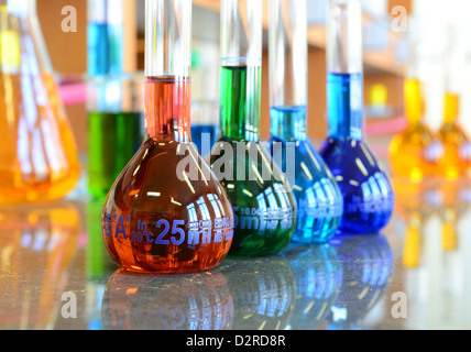 Vetreria di laboratorio riempita con sostanze chimiche Foto Stock