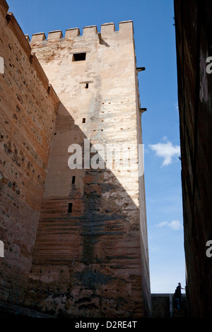 Un formidabile cercando torre angolare dell'antica Alcazaba nell'Alhambra Granada Andalusia Spagna Foto Stock