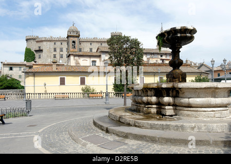 Vista a la città medievale di Bracciano nella regione Lazio Italia centrale. Foto Stock